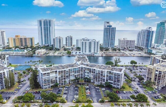 Foto del edificio - 800 Parkview Dr