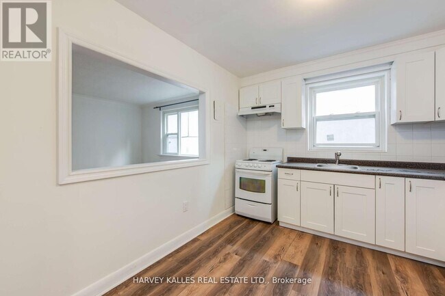 Photo du bâtiment - 2905 St Clair Ave E