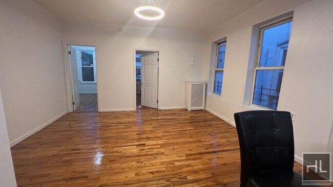 Foto del edificio - FRESHLY RENOVATED 4 BEDROOMS LOGAN STREET ...
