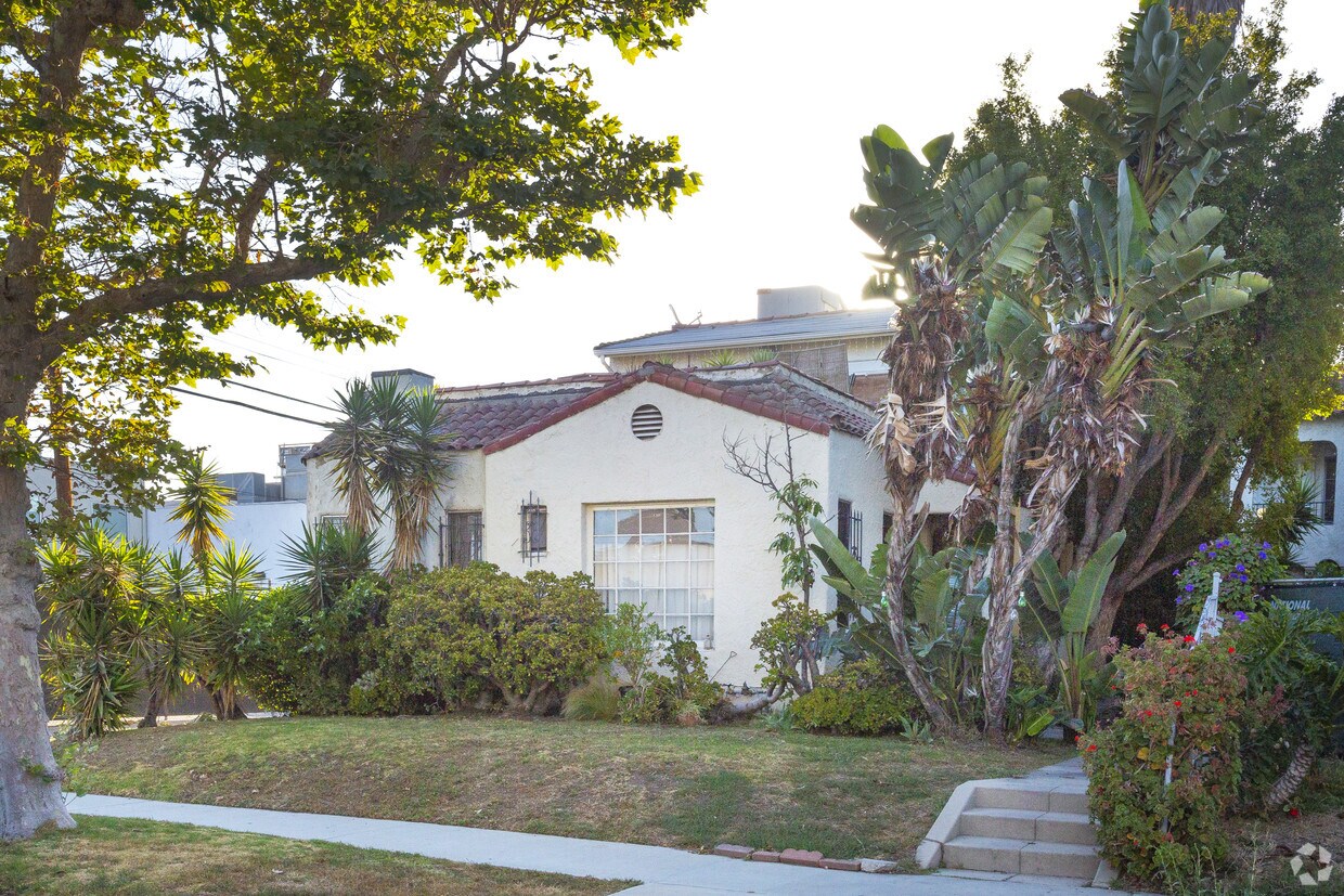 Building Photo - 632-638 N Orange Dr