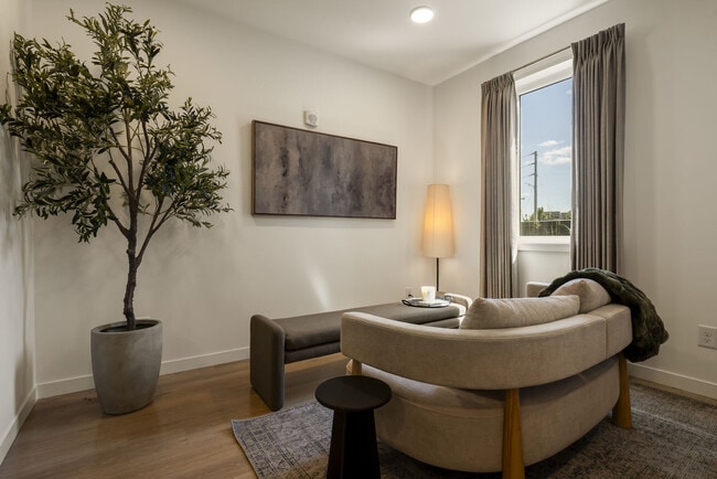 Building Photo - Delux WeHo