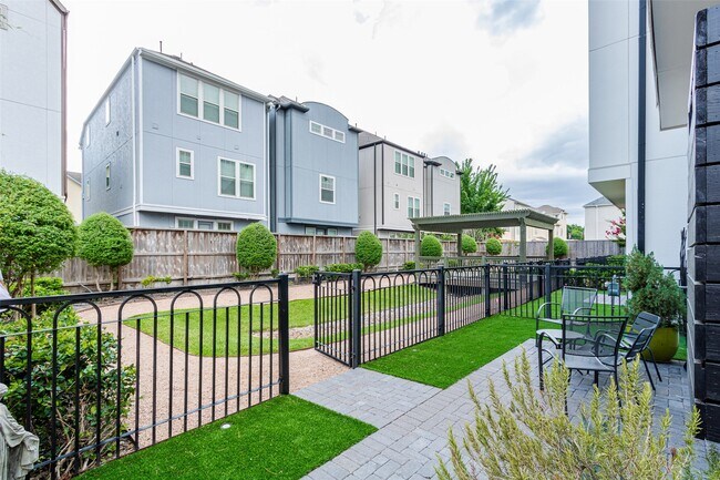 Foto del edificio - 10939 Grove Tree Ln
