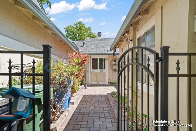 Foto del edificio - 652 St Ives Ct