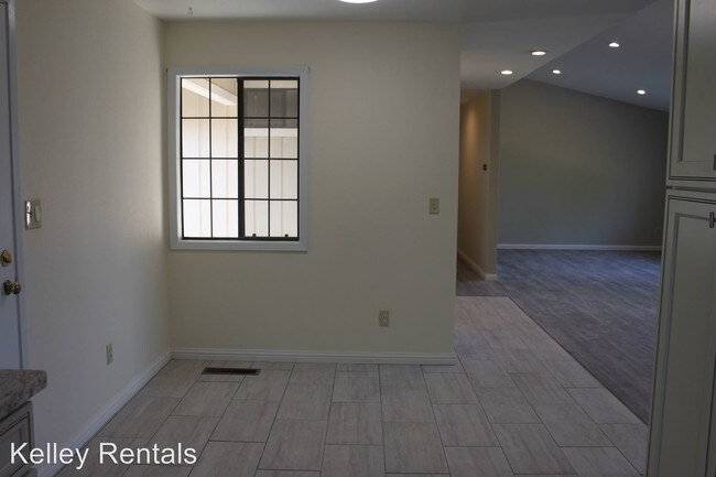Building Photo - 1043 Lupine Rd