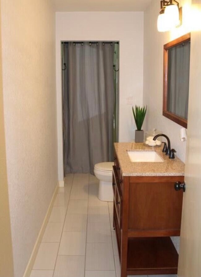 Hall Bath - 164 Oak Dr