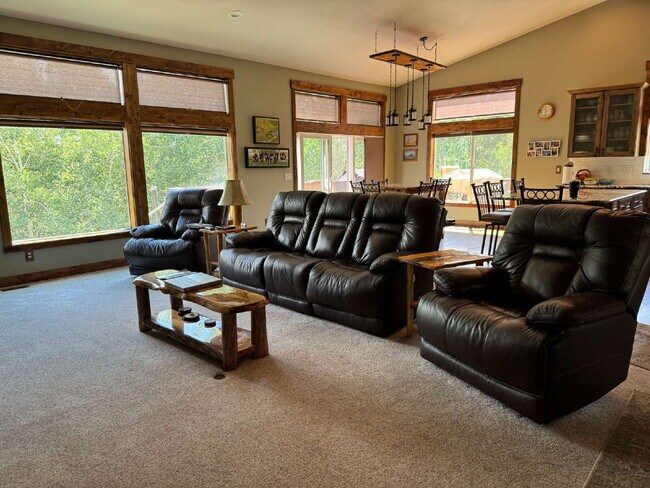 Foto del edificio - "Spacious 4-Bedroom Retreat with 3 Full Ba...