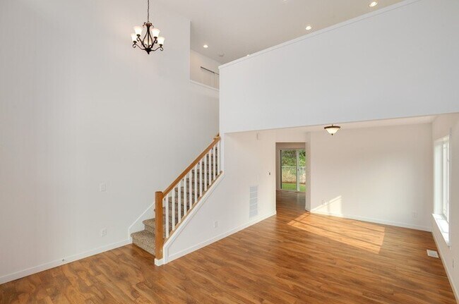 Foto del edificio - Modern Luxury: Spacious 3-Bedroom Home Near JBLM