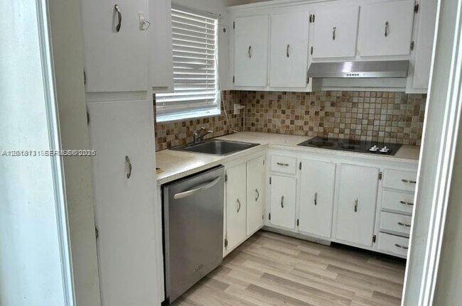 Foto del edificio - 609 S State Rd 7