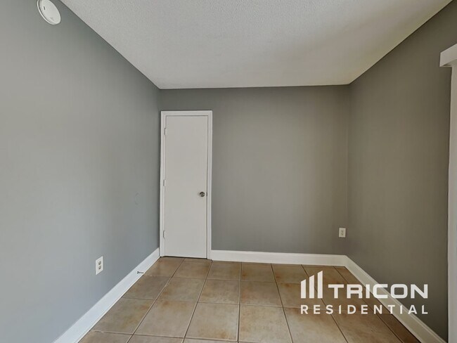 Foto del edificio - 855 Forrest Dr