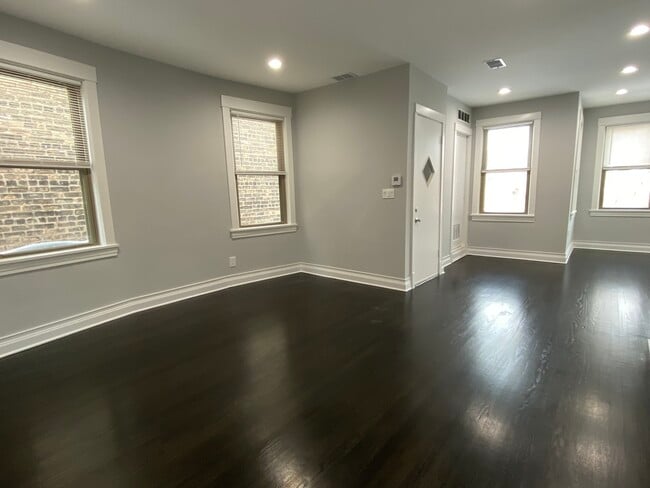 Building Photo - 5618 N Maplewood Ave