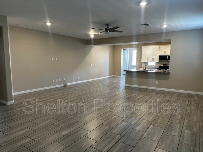 Foto del edificio - 16562 W Charlotte Dr