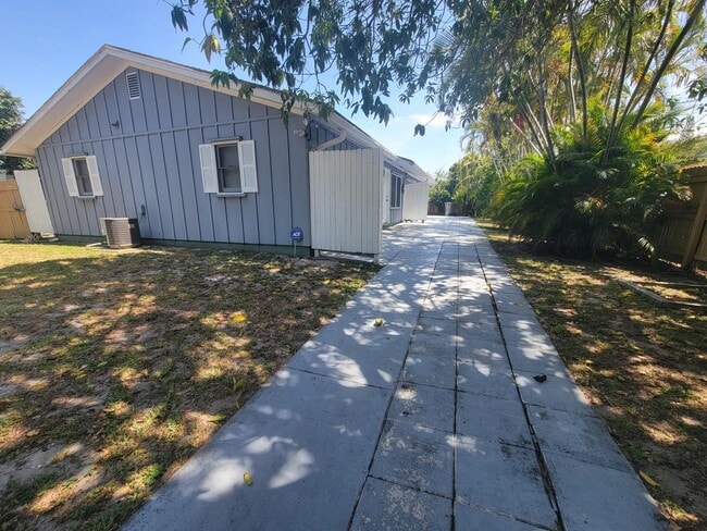 Building Photo - 9285 Green Meadows Way