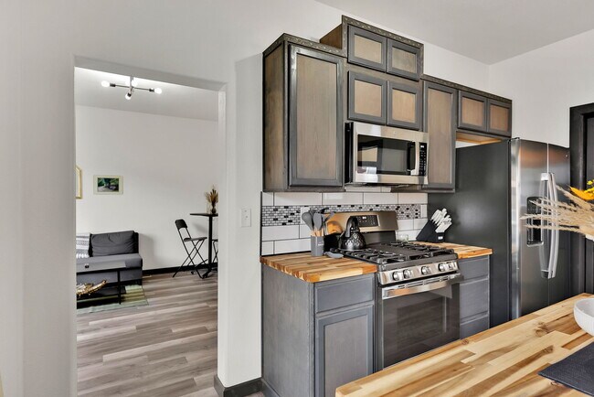 Building Photo - 902 Residence St