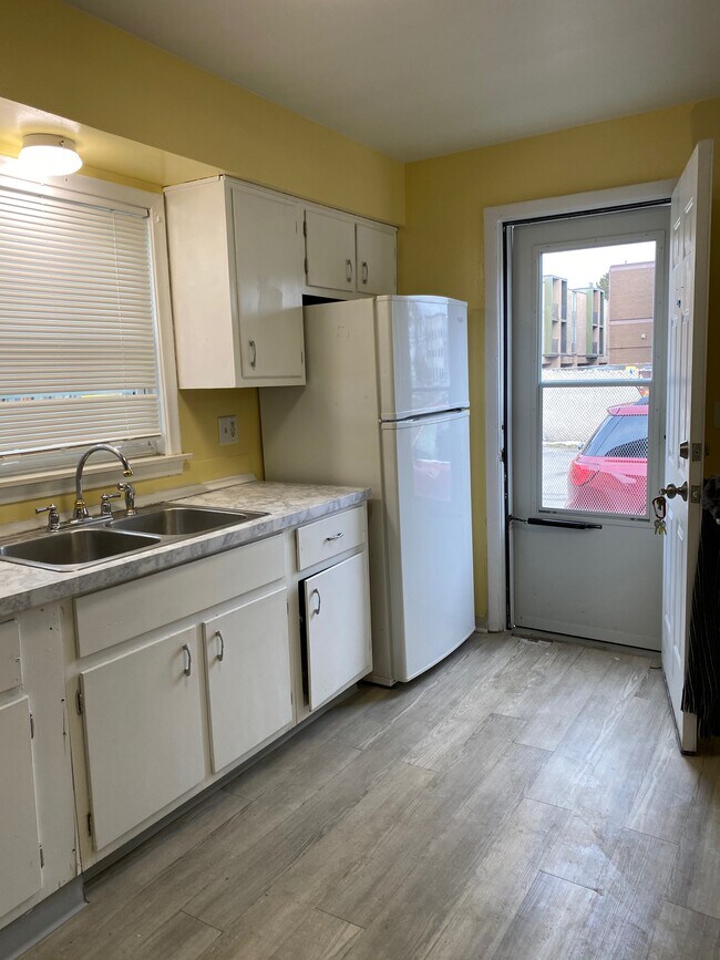 Building Photo - 429 S Chestnut St