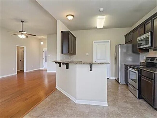 Building Photo - Stunning Home
