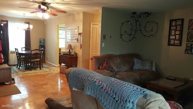 Foto del edificio - 5964 Westchester Park Dr