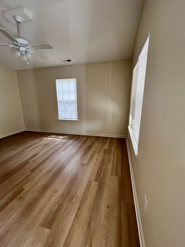 Building Photo - 3 Bedroom 2 Bath House on Peachtree Avenue...
