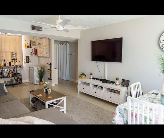 Foto del edificio - 3500 Blue Lake Dr