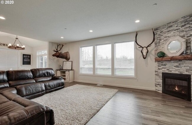 Building Photo - Luxurious 3 Bedroom with Spacious Rooms an...