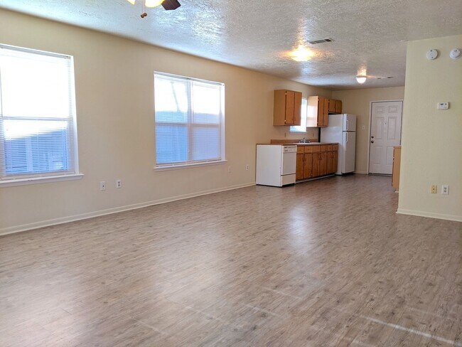 Foto del edificio - IMMEDIATE MOVE IN!!!  Spacious 2 Bed, 1 Ba...