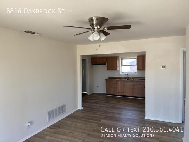 Foto del edificio - 8816 Oakbrook St