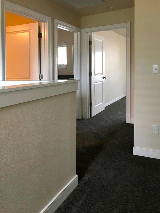 Building Photo - 1964 Main St