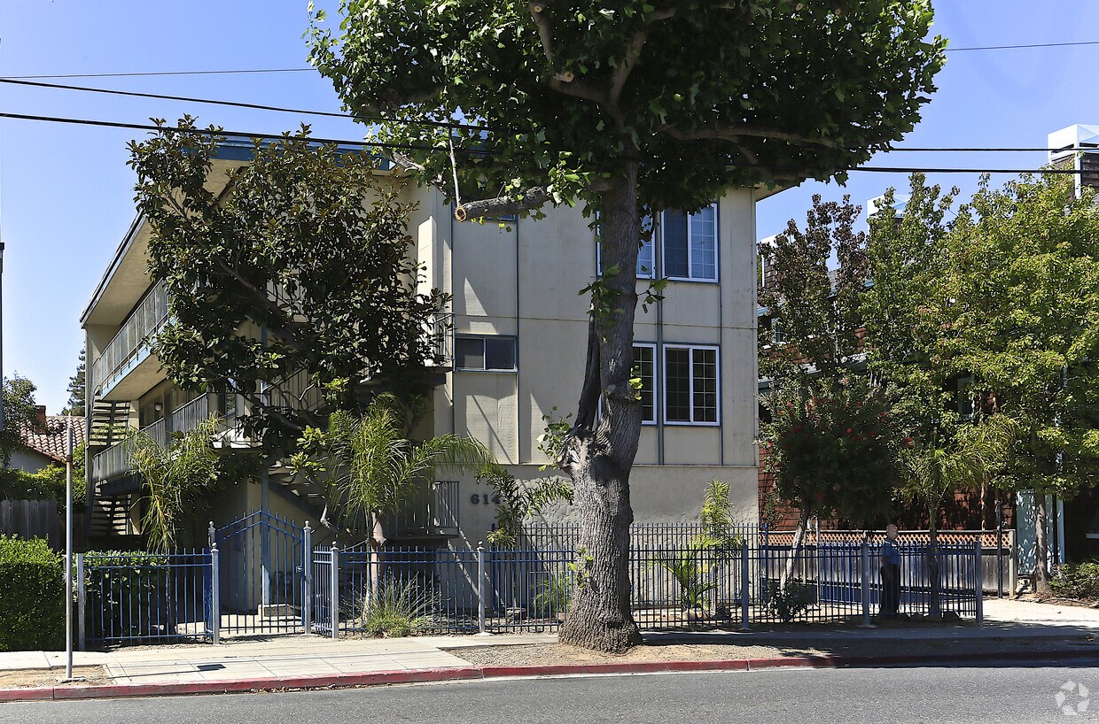 Building Photo - 614 Peninsula Ave