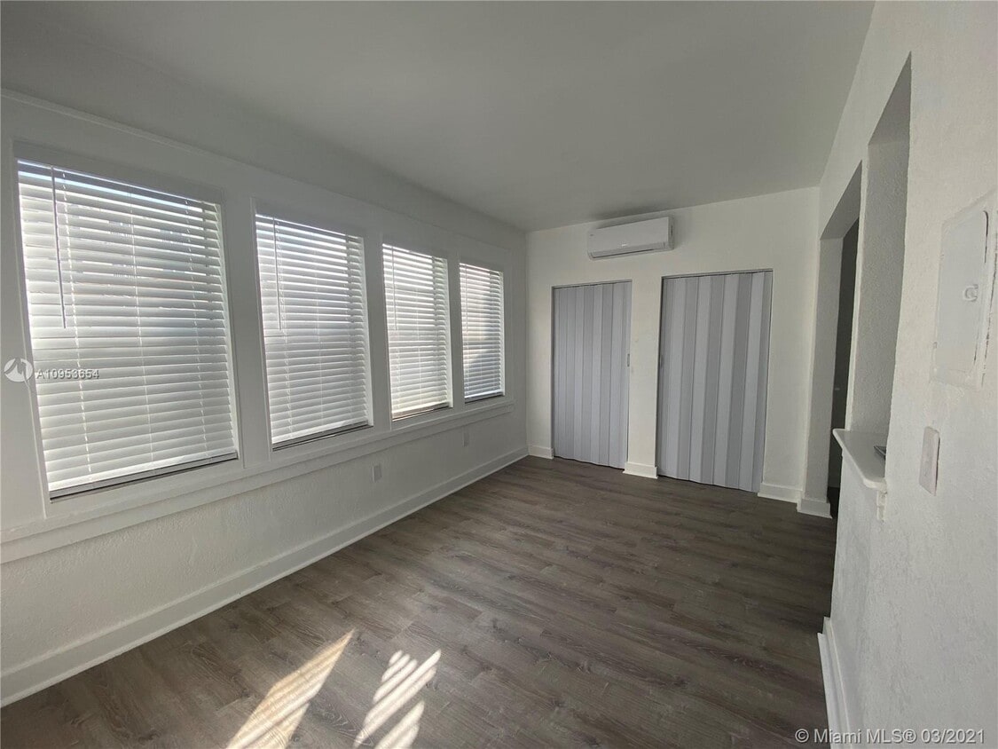 Building Photo - 501 SW 6th Ct
