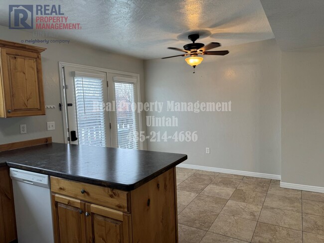 Foto del edificio - 3-bedroom, 1.5-bathroom Town Home