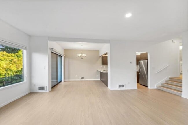 Building Photo - 2 bedroom in Seattle WA 98109