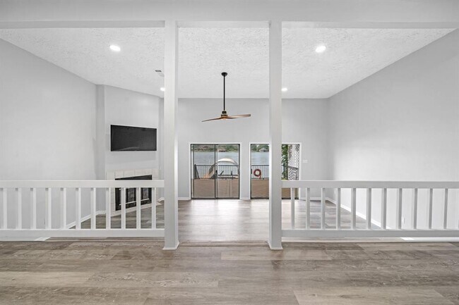 Building Photo - 1216 Lake View Dr