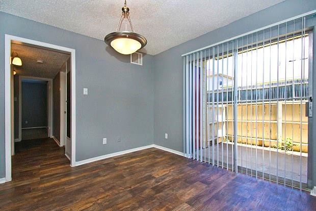 Foto del edificio - 2324 Meadowbrook Gardens Dr