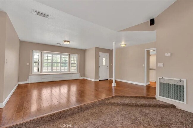 Building Photo - Chowchilla Beauty on Acreage