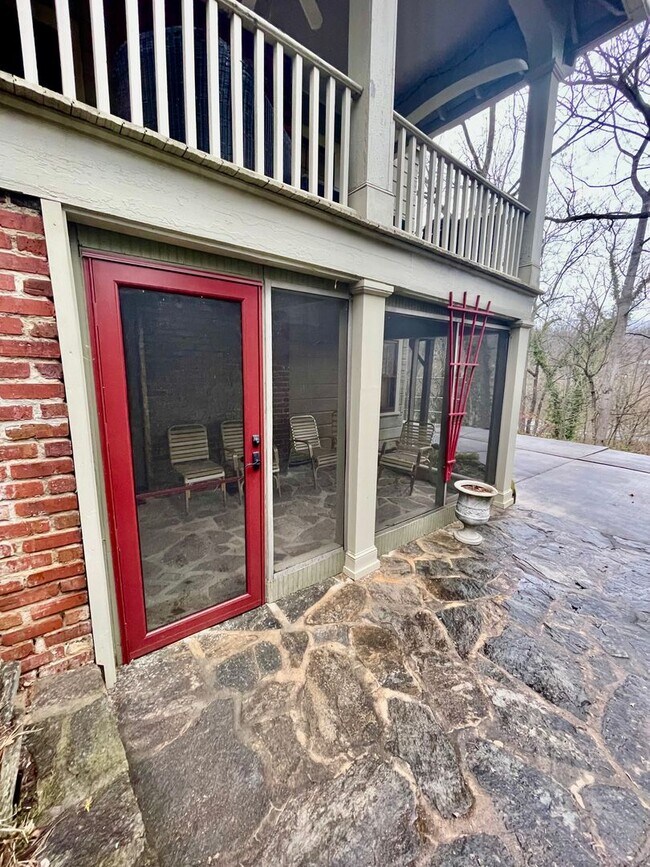 Foto del edificio - Great Montford location, Partially Furnished Studio Apartment, Utilities Included!