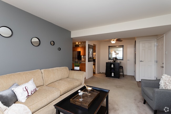 2BR, 1BA - 779 SF Model - Pavilion
