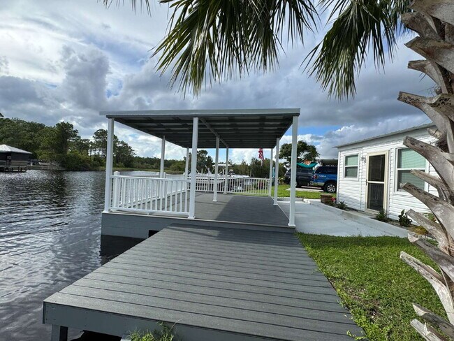 Foto del edificio - 6168 Deepwater Dr