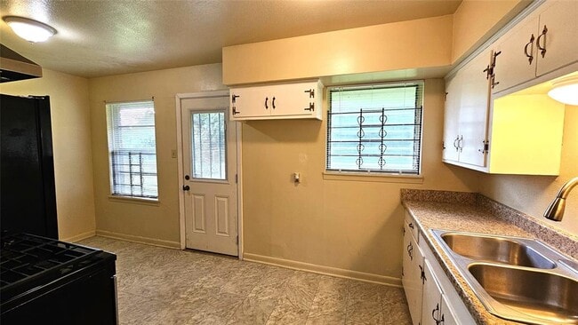 Foto del edificio - 4303 Howcher St
