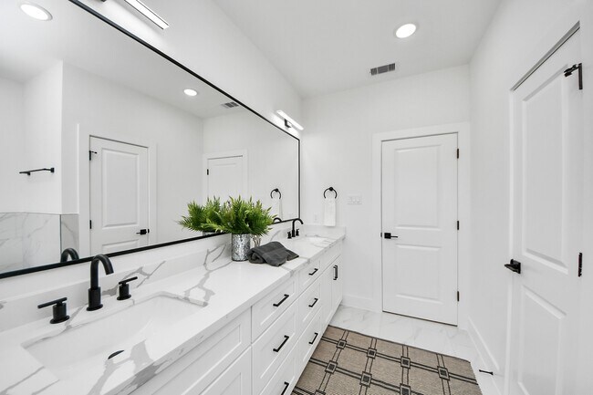 Foto del edificio - 2434 Harrington St
