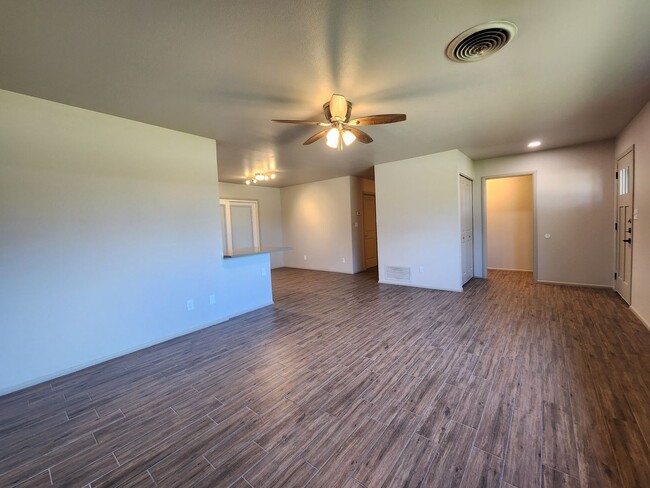 Building Photo - **2 Weeks Free Rent (14 Days) off 1st Full...