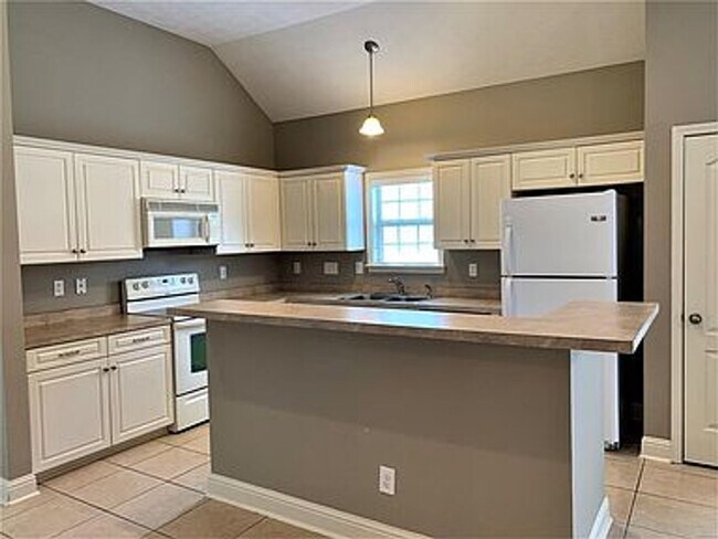 Building Photo - 725 Briarcliff Pl