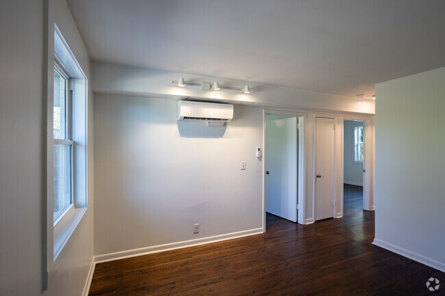 2 habitaciones, 1 baño - 650 pies cuadrados - Sala de estar - Straightway