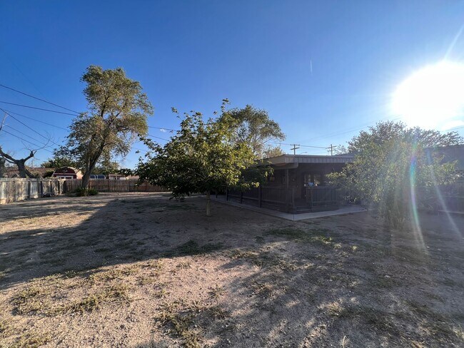 Building Photo - 4 bedroom 1 bath house, 3 car garage, clos...