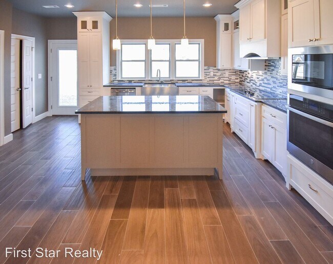 Building Photo - 3 br, 2.5 bath House - 404 NW Retreat Ln