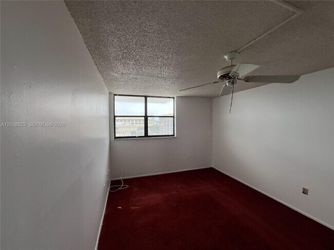 Foto del edificio - 920 NE 169th St