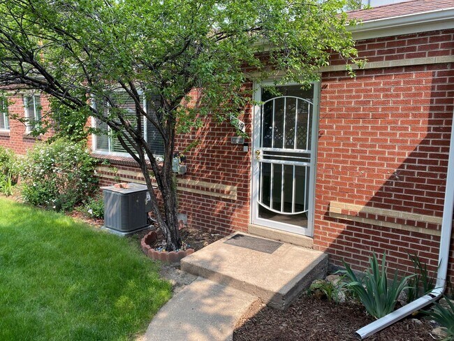 Building Photo - Wonderful Duplex Unit Close to Everything