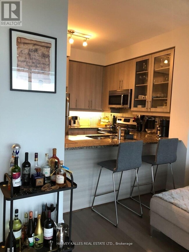 Photo du bâtiment - 1185 The Queensway