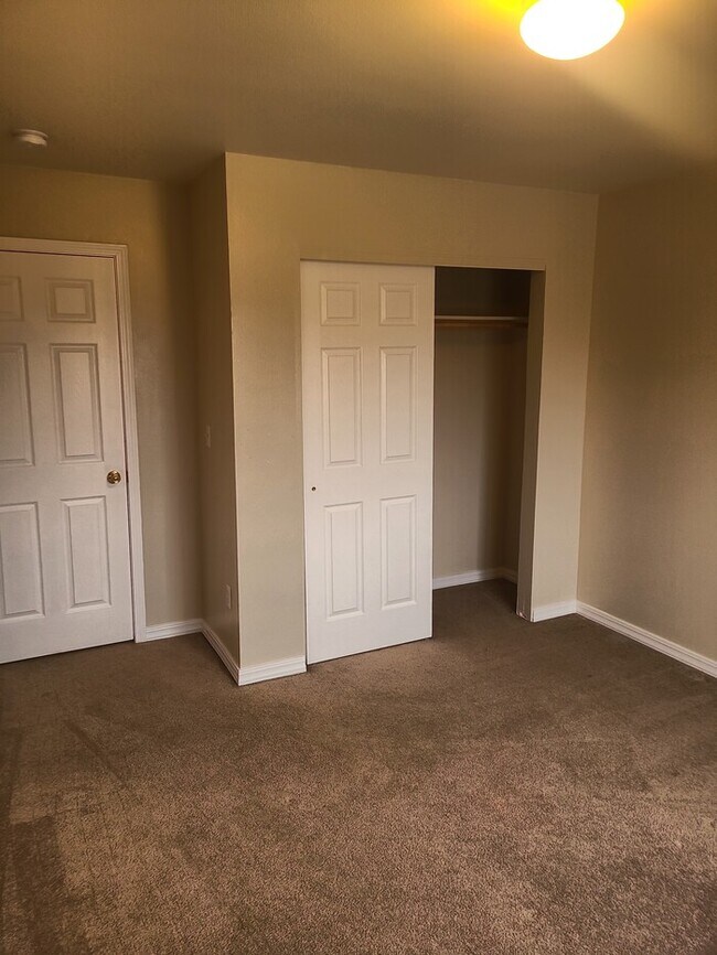 Building Photo - Available Now! Call Rently at 888.883.1193...