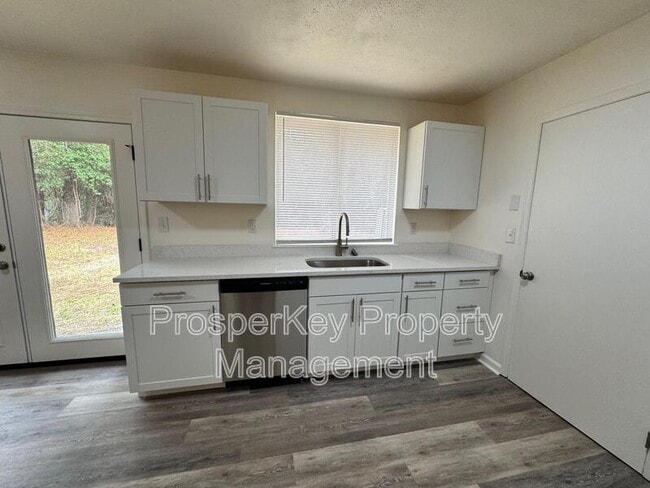 Building Photo - 3660 Stratford Dr