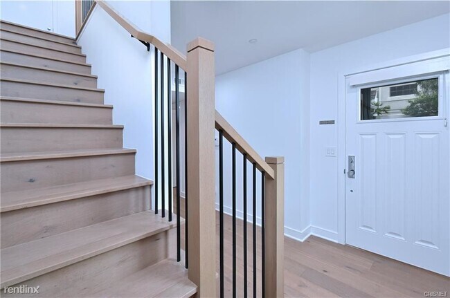 Foto del edificio - 4 br, 3.5 bath House - 4639 Cahuenga Blvd