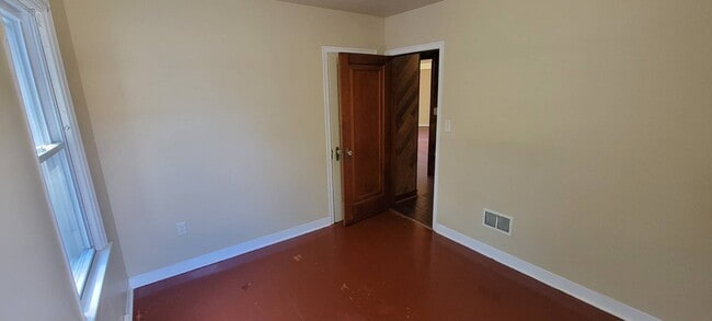 Building Photo - 3 Bed 1 Bath Single Family Home in Rhinela...